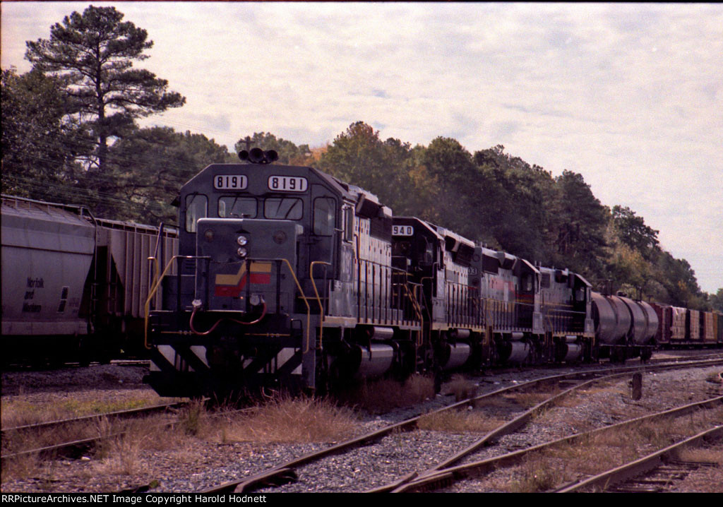 SBD 8191 and other locos at the north end of the yard